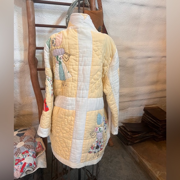Handmade coat made from a vintage quilt. Quilt coat size medium. - Picture 3 of 10